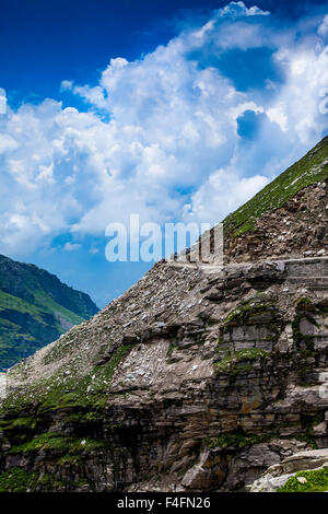 Embouteillage de voitures sur la Rohtang La pass, d'une altitude de 3 978 m (13 050 ft), l'Himachal Pradesh, en Inde. Ce col est un ancien échange Banque D'Images