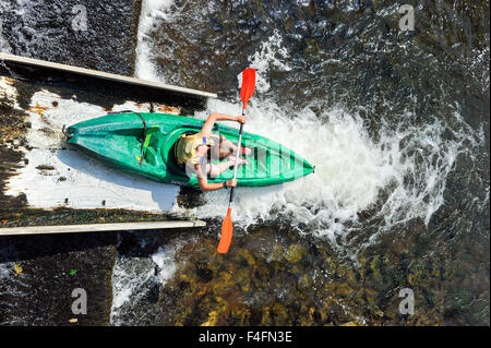Brantome goulotte pour bateaux dans la Dronne sous le pont Pont Coude Perigord Dordogne Aquitaine France Banque D'Images