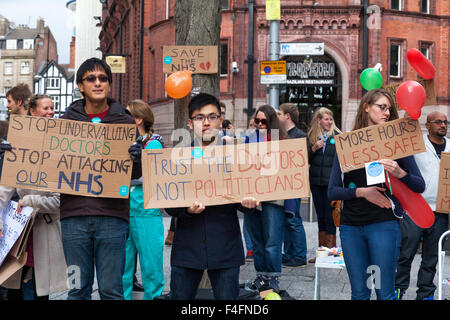 Speaker's Corner, Nottingham, Royaume-Uni 17 octobre 2015. Les médecins en centre-ville de Nottingham en protestation contre les plans du gouvernement britannique de modifier leurs contrats. Credit : Mark Richardson/Alamy Live News Banque D'Images