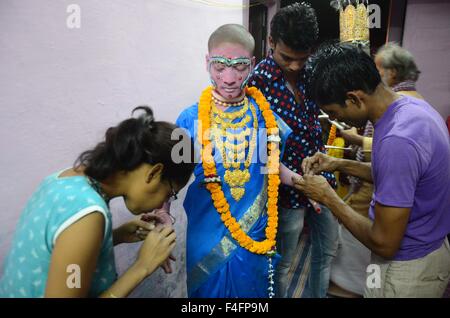 Allahabad, Prabhat Kumar Verma (Inde). 17 Oct, 2015. Un maquilleur de donner la touche finale à un artiste interprète vêtu comme déesse Seeta lors du festival de dussehra à Allahabad. © Prabhat Kumar Verma/ZUMA/Alamy Fil Live News Banque D'Images