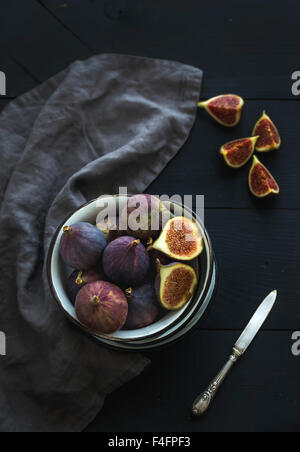 Bol en métal rustique de figues fraîches sur fond sombre, vue du dessus, selective focus Banque D'Images