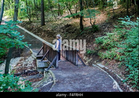 Femme sur petit pont par Eco Trail jusqu'à l'emporte le Mali ville, Bulgarie Banque D'Images