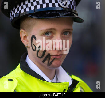 Liverpool, Merseyside, UK 17 Octobre, 2015. Surprise anti-crime pour les acheteurs de rendement par Laura Finnigan, 18 ans, de MD Productions. L'événement, organisé par la police de Merseyside, visant à mieux faire connaître les dangers et les conséquences des filles et jeunes femmes de s'impliquer dans des gangs. Des vidéos, des bannières et des campagnes des images ont été utilisées pour encourager les gens à visiter le site web de l'appel dur, qui prend en charge des jeunes filles, et les femmes qui peuvent être impliqués dans des gangs, ou des crimes commis avec des armes à feu et de leurs familles et amis qui peuvent s'inquiéter à leur sujet. Banque D'Images