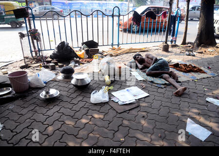 Un homme dort à côté de la rue. La Journée internationale pour l'élimination de la pauvreté est célébrée chaque année le 17 octobre pensé le monde. Il a été reconnu par l'United Nation et première commémoration de cet événement a eu lieu à Paris, France, en 1987, lorsque les gens se rassemblent 1000,000 pour les droits de l'homme d'honneur victime de la pauvreté, de la faim, de la violence et de la peur. Au cours des dernières données par mot banque l'Inde a réduire les taux de pauvreté à 12,4 % de l'estimation de 21  %. 2011-2012 En octobre 2015, Banque mondiale mise à jour de la pauvreté mondiale à US $ 1,90 par jour. (Photo de Saikat Paul/Pacific Press) Banque D'Images