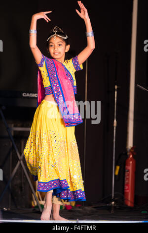 Wolverhampton, Royaume-Uni. 17 octobre, 2015. Les jeunes danseuses sur scène lors de la Fête des Lumières, Diwali une ancienne fête hindoue célébrée en automne cette conférence a eu lieu à Phoenix Park Wolverhampton West Midlands UK Crédit : David Holbrook/Alamy Live News Banque D'Images