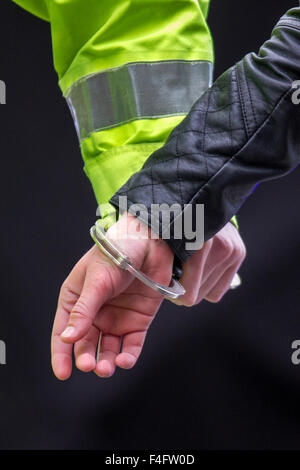 Liverpool, Merseyside, UK 17 Octobre, 2015. Laura Finnigan Surprise performance anti-crime pour des clients dans le centre-ville, mis en scène par MD Productions en collaboration avec la Police de Merseyside. L'événement, organisé par la police de Merseyside, visant à mieux faire connaître les dangers et les conséquences des filles et jeunes femmes de s'impliquer dans des gangs. Des vidéos, des bannières et des campagnes des images ont été utilisées pour encourager les gens à visiter le site web de l'appel dur, qui prend en charge des jeunes filles, et les femmes qui peuvent être impliqués dans des gangs et leurs familles et amis qui peuvent s'inquiéter à leur sujet. Banque D'Images