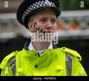 Liverpool, Merseyside, UK 17 Octobre, 2015. Laura Finnigan de surprise anti-crime pour les acheteurs de rendement dans le centre-ville, mis en scène par MD Productions en collaboration avec la Police de Merseyside. L'événement, organisé par la police de Merseyside, visant à mieux faire connaître les dangers et les conséquences des filles et jeunes femmes de s'impliquer dans des gangs. Des vidéos, des bannières et des campagnes des images ont été utilisées pour encourager les gens à visiter le site web de l'appel dur, qui prend en charge les filles ou les femmes qui peuvent être impliqués dans des gangs et leurs familles et amis qui peuvent s'inquiéter à leur sujet. Credit : Mar Photographics/Alamy Li Banque D'Images