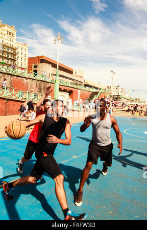 Les joueurs de basket-ball de Brighton, Angleterre, Royaume-Uni Banque D'Images