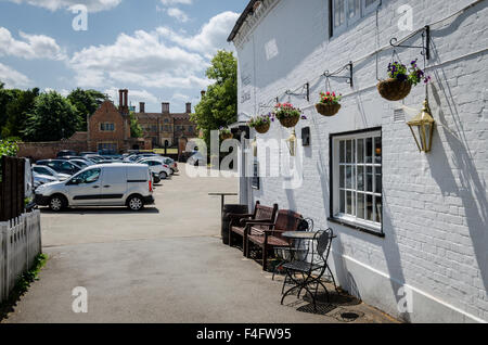 Coin extérieur du village pub de Chilham avec Chilham castle dans l'arrière-plan Banque D'Images