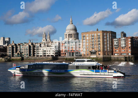 Londres - le 16 juillet. La vue de la rive sud, sur la Tamise avec les gratte-ciel dominant les dis Banque D'Images