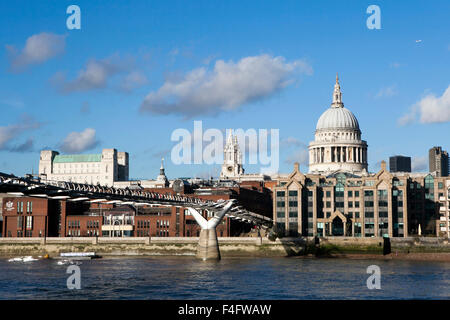 Londres, Royaume-Uni - 28 septembre 2015 : Les personnes qui traversent le Millennium Bridge over River Thames qui relie la ville de Londres avec le Sou Banque D'Images