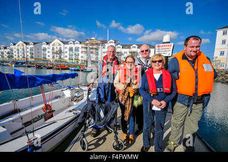 Carrickfergus (Irlande du Nord). 17 Oct 2015 - Belfast Lough Sailability, un organisme de bienfaisance qui enseigne aux enfants handicapés à faire de la voile, de lancer trois nouveaux bateaux avec l'aide de la maire Billy Ashe. Crédit : Stephen Barnes/Alamy Live News Banque D'Images