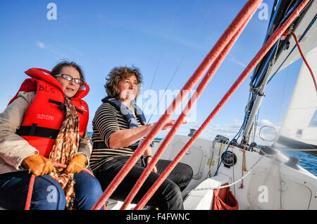 Carrickfergus (Irlande du Nord). 17 Oct 2015 - Belfast Lough Sailability, un organisme de bienfaisance qui enseigne aux enfants handicapés à faire de la voile, de lancer trois nouveaux bateaux. Crédit : Stephen Barnes/Alamy Live News Banque D'Images