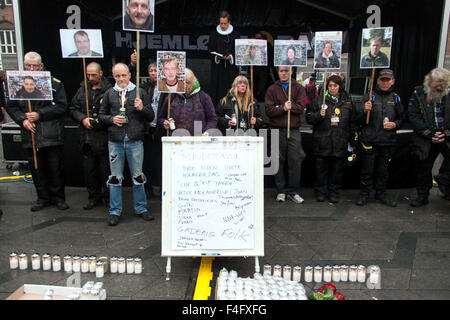 Copenhague, Danemark, 17 octobre 2015. Curé Asser Skude (stade) conduit une cérémonie commémorative à la place de l'Hôtel de ville de Copenhague pour les sans-abri qui est décédé au cours de l'année. Les panneaux porte photos de certains de ces crédits décédé : OJPHOTOS/Alamy Live News Banque D'Images