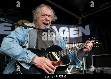 Copenhague, Danemark, 17 octobre 2015. Edelhart musicien Kurt se produit à l'hôtel de ville de Copenhague où la ville a commémoré l'ONU "Journée internationale pour l'élimination de la pauvreté" avec un grand événement pour les personnes sans-abri avec des divertissements, de la nourriture et d'un chiffon la campagne de financement. Credit : OJPHOTOS/Alamy Live News Banque D'Images