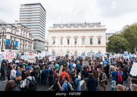 Londres, Royaume-Uni. 17 octobre 2015. Les médecins se réunissent à Whitehall Place pour protester contre le projet de modifications du contrat par le gouvernement qui les obligent à subir une réduction de salaire. Crédit : Stephen Chung/Alamy Live News Banque D'Images