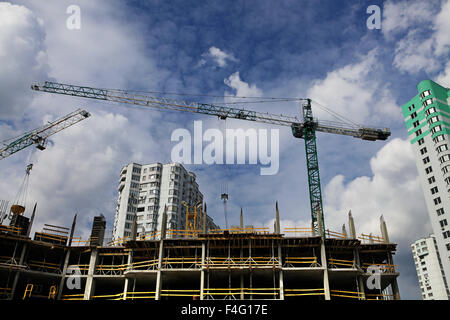 À l'intérieur de place pour beaucoup de grands bâtiments en construction et les grues sous un ciel bleu Banque D'Images