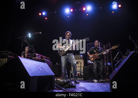 Oct 15, 2015. 15 Oct, 2015. San Francisco, Californie, USA - guitare jazz fusion légende AL DI MEOLA se produit sur scène à la salle de bal Regency. © Jérôme Brunet/ZUMA/Alamy Fil Live News Banque D'Images