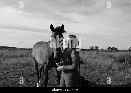 Emily et son alimentation Cheval et le pâturage - grand cheval brun Banque D'Images