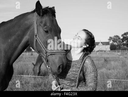 Emily et son alimentation Cheval et le pâturage - grand cheval brun Banque D'Images