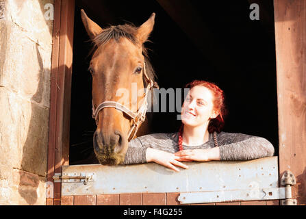 Emily et son cheval et le pâturage d'alimentation Banque D'Images