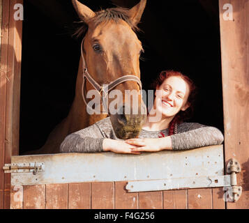 Emily et son cheval et le pâturage d'alimentation Banque D'Images