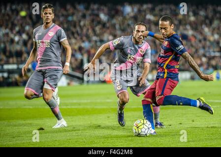 Barcelone, Catalogne, Espagne. 17 Oct, 2015. L'avant du FC Barcelone NEYMAR est en compétition pour le ballon pendant le match de championnat entre le FC Barcelone et Rayo Vallecano au Camp Nou à Barcelone © Matthias Rickenbach/ZUMA/Alamy Fil Live News Banque D'Images