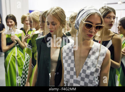 Kiev, Ukraine. 17 Oct, 2015. Au cours de l'attente modèles backstage Ukrainian Fashion Week à Kiev, Ukraine, 17 octobre 2015. L'événement présente des collections Printemps/été 2016 par l'Ukrainien et designers internationaux du 14 au 20 octobre. © Serg Glovny/ZUMA/Alamy Fil Live News Banque D'Images