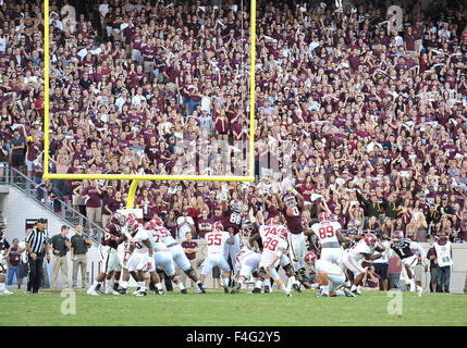 College Station, Texas, USA. 17 Oct, 2015. Texas A&M Aggies joueur de ligne défensive Daeshon Hall (10) tente de bloquer un champ objectif en Alabama Crimson Tide place kicker Adam Griffith (99) pendant le jeu entre le Texas A&M Aggies et l'Alabama Crimson Tide à Kyle Field in College Station, Texas. Alabama gagne contre le Texas A&M, 41-23. Patrick Green/CSM/Alamy Live News Banque D'Images