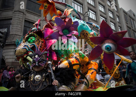 (151018)-- MEXICO, le 18 octobre 2015 (Xinhua) -- Alebrijes sont vus au cours de la 9e défilé et concours Alebrije monumentale dans la ville de Mexico, capitale du Mexique, le 17 octobre 2015. Alebrijes sont des sculptures d'art populaire de créature fantastique. Alebrije monumentale, défilé et concours organisé par le Musée d'art populaire, présentera environ 200 alebrijes cette année. (Xinhua/Alejandro Ayala) (jg) (vf) Banque D'Images