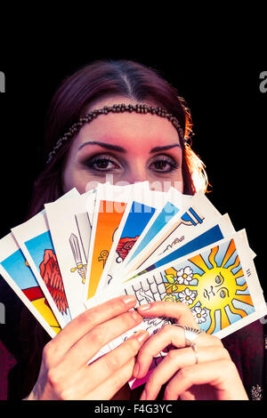 Portrait de fortune teller avec cartes de tarot Banque D'Images