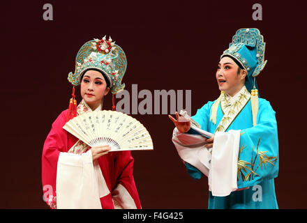 Hong Kong, Chine. 17 Oct, 2015. Les artistes jouent Yueju opéra à l'Université chinoise de Hong Kong à Hong Kong, Chine du sud, le 17 octobre 2015. Opéra traditionnel Chinois sélectionnés montre, y compris l'Opéra de Pékin, l'opéra Kunju, Yueju Opéra et Suzhou Pingtan, portées par les artistes et les étudiants du collégial, sera affiché sur le campus à Hong Kong du 17 au 20 octobre. Crédit : Li Peng/Xinhua/Alamy Live News Banque D'Images