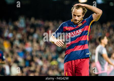 Barcelone, Espagne. 17 octobre, 2015. FC Barcelone, le mitfielder Ivan Rakitic réagit après avoir manqué une grande chance pendant la match de championnat entre le FC Barcelone et Rayo Vallecano au Camp Nou à Barcelone : Crédit matthi/Alamy Live News Banque D'Images