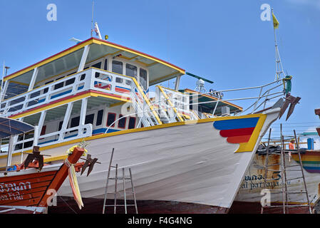 Bateau coloré. Bateau de pêche thaïlandais traditionnel en bois peint en couleur en rénovation. Thaïlande S. E. Asie Banque D'Images