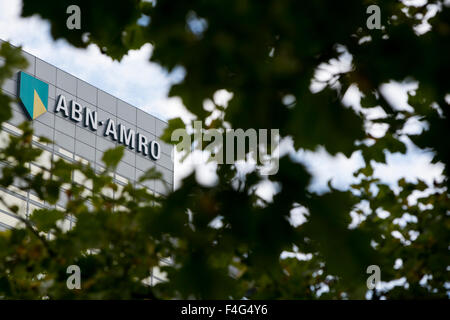 Un logo affiche à l'extérieur du siège de l'ABN AMRO Bank N.V. à Amsterdam, Pays-Bas le 3 octobre 2015. Banque D'Images