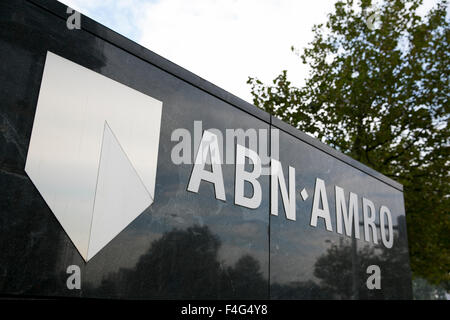 Un logo affiche à l'extérieur du siège de l'ABN AMRO Bank N.V. à Amsterdam, Pays-Bas le 3 octobre 2015. Banque D'Images