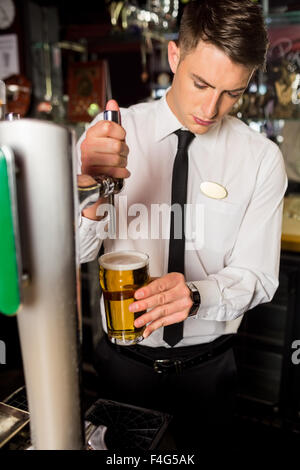 On y sert de la bière barman bien habillé Banque D'Images