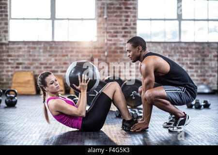 Monter couple exercice balle abdominale Banque D'Images