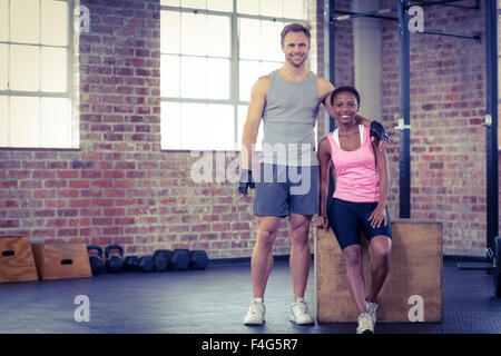 Fit smiling couple posant pour l'appareil photo Banque D'Images