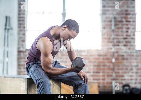 La grave man lifting dumbbell Banque D'Images