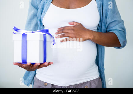 Femme tenant un cadeau dans sa main Banque D'Images