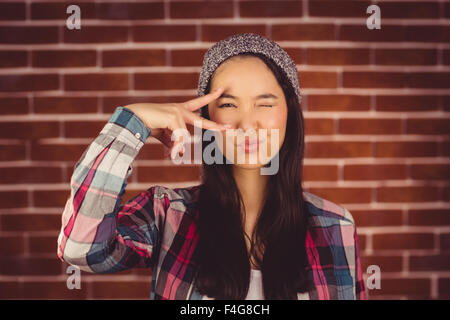 Hipster attrayant à poser l'appareil photo Banque D'Images