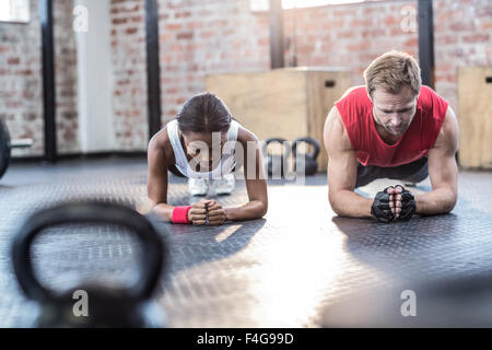 Couple musculaire exercices de planches Banque D'Images