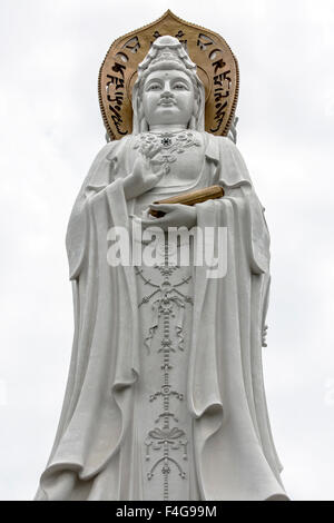 Déesse de la statue au bord de mer dans la région de temple de Nanshan, Hainan Banque D'Images