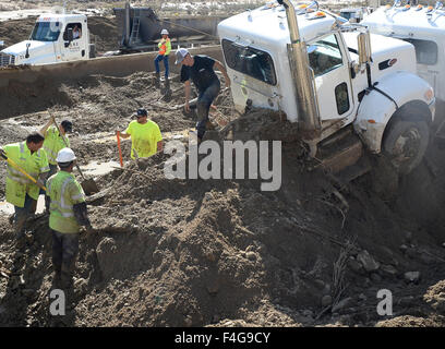 Tehachapi. 17 Oct, 2015. CA/US. Les équipes de travail le 2ème jour d'essayer de nettoyer l'énorme coulée de boue qui a couvert et fermé une grande section de l'autoroute 58 sud de Tehachapi CA. Samedi. CHP des rapports faisant état d'un total de 200 voitures et camions qui s'est coincé dans la boue, le long de l'autoroute 58 semaines après la dernière tempête qui a causé d'importantes inondations et des glissements de boue, l'autoroute sera fermé pendant 4 jours ou plus, comme les équipes de travail de travailler 24 heures pour enlever toute l'eau, de boue, de débris, de voitures et de camions.Photo par Gene Blevins/LA DailyNews/ZumaPress © Gene Blevins/ZUMA/Alamy Fil Live News Banque D'Images