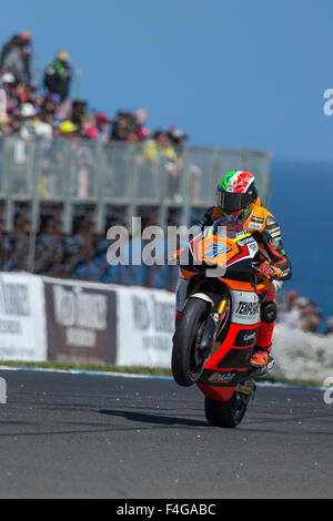 Dimanche, 18 octobre, 2015. Circuit du Grand Prix de Phillip Island, en Australie. Course de Moto2. Troisième place rider Lorenzo Dieter Jauch effectue un wheelie pour la foule à la fin de la course Moto2. Banque D'Images