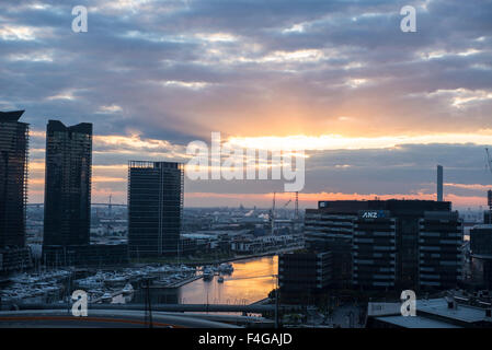 Coucher de soleil sur Riverside Apartments Melbourne, Australie Banque D'Images