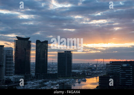 Coucher de soleil sur Riverside Apartments Melbourne, Australie Banque D'Images