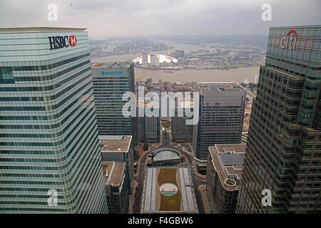 Vue aérienne de Canary Wharf avec HSBC, Citibank, Barclays et tous les bâtiments importants et l'O2 arena sur la Tamise. Banque D'Images