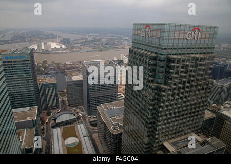 Vue aérienne d'une partie de Canary Wharf à Londres, avec le bâtiment de la Citibank à 25 Canada Square à droite au premier plan. Banque D'Images